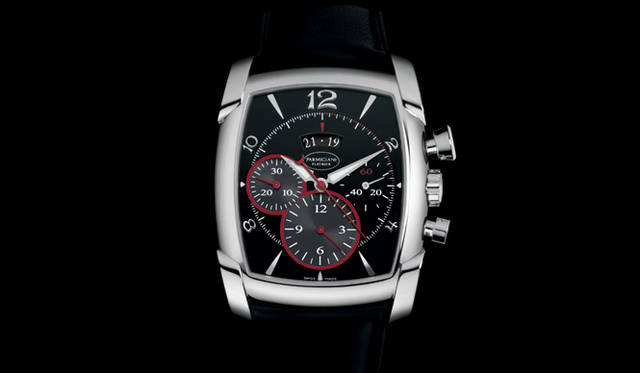 <strong>PARMIGIANI　FLEURIER｜パルミジャーニ・フルリエ</strong>　ブラックダイヤルにレッドの挿し色を施した個性的な文字盤デザイン。これまでドレス色の濃かったパルミジャーニ・フルリエだが、「カルパグラフ」の登場により、また別種の魅力を開示したかのようだ。