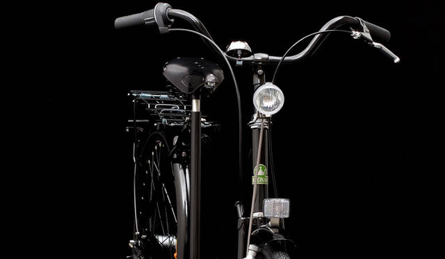 ハンドルにもパウダー塗装を施した。ハンドルステムは黒に換装