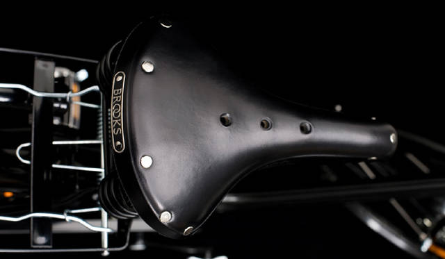 イギリスの老舗Brooks社のブラックレザーサドル