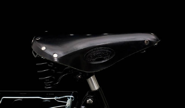 イギリスの老舗Brooks社のブラックレザーサドル