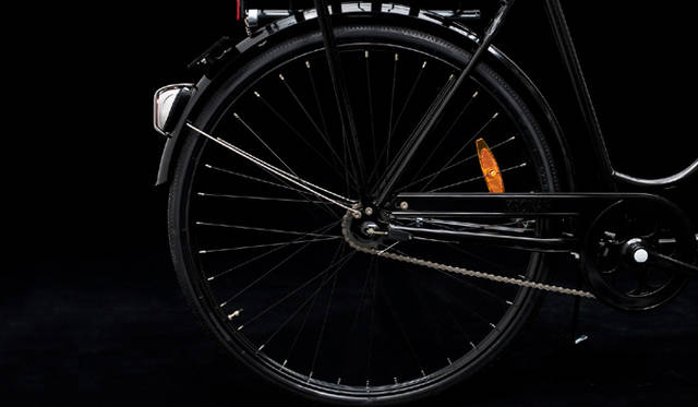 チェーンもブラック、泥除けを支えるステーも黒に変更