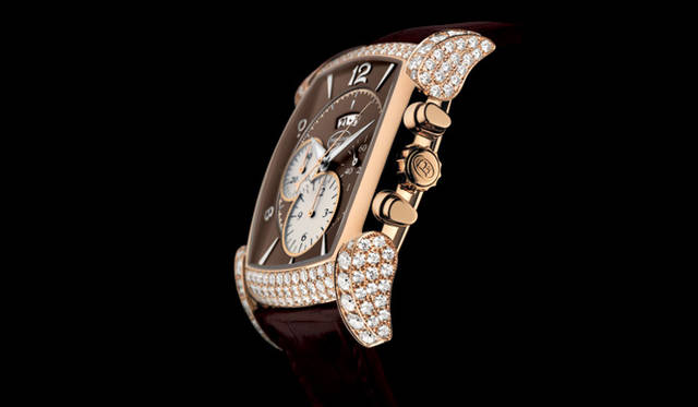 <strong>PARMIGIANI　FLEURIER｜パルミジャーニ・フルリエ</strong>ハバナカラーのダイヤルにローズゴールドケースを採用。ベゼル＆ラグにはダイヤをセットし、プレスティージ感を漂わす。