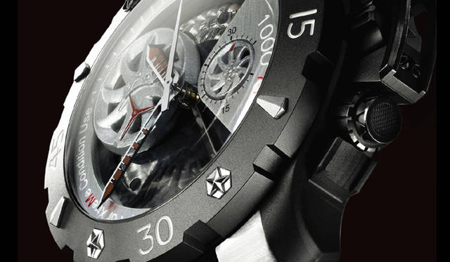 　最速クロノグラフ・ムーブメント「エル・プリメロ」を搭載しながら、1000m防水の耐圧性能を獲得する「デファイ エクストリーム」シリーズ。文字盤はハニカム構造のアルミニウム、ヘキサライト、カーボンファイバーによる多重構造で、耐衝撃性を追求している。写真は「デファイ エクストリーム オープン」。