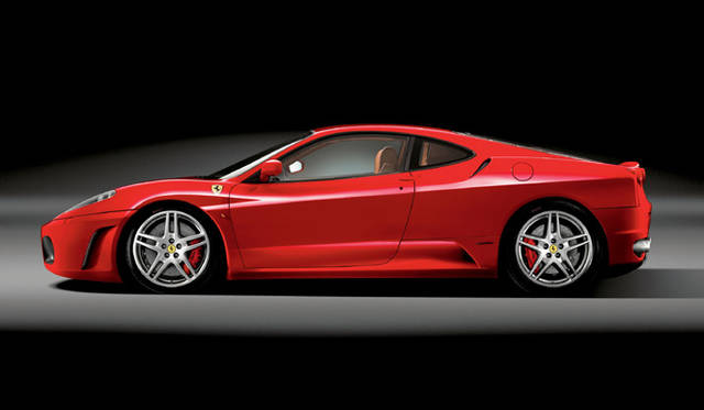 <br>F430のボディはアルミのスペースフレームとアルミのボディパネルで構成される。高いボディ剛性と軽量化を両立する。