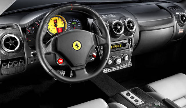 <br>F430では従来のマニュアルトランスミッションの他、ステアリングのパドルでシフト操作が可能なF1タイプ・ギアボックスを選択することが可能だ。