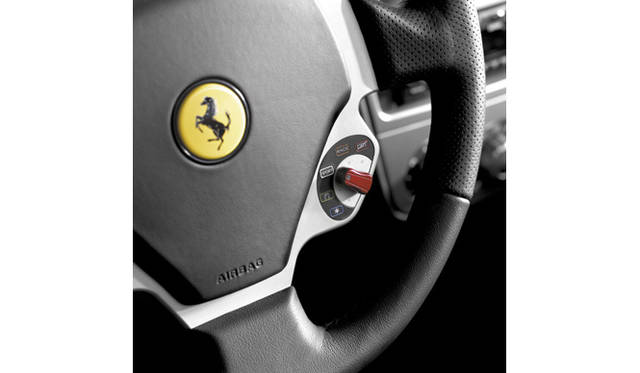 <br>ステアリングには、クルマの各種設定を変更できる“マネッティーノ”を搭載する。