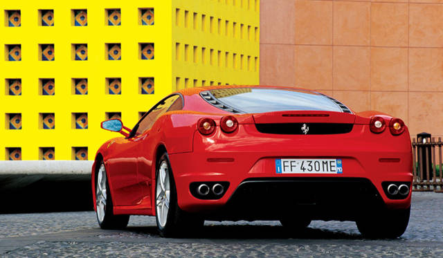 <br>フェラーリらしいアグレッシブさと高いパフォーマンスが感じられるF430のリアビュー。