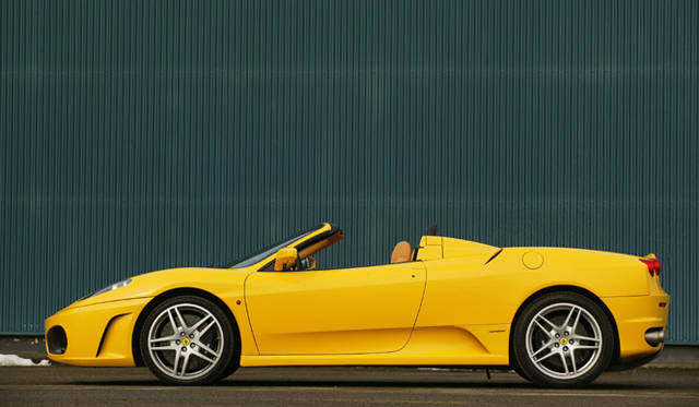 <br>F430にはクーペに加えて、オープンボディのスパイダーが用意される。ルーフは電動のソフトトップで、開けても閉めてもF430の美しさ、精悍さが堪能できる。