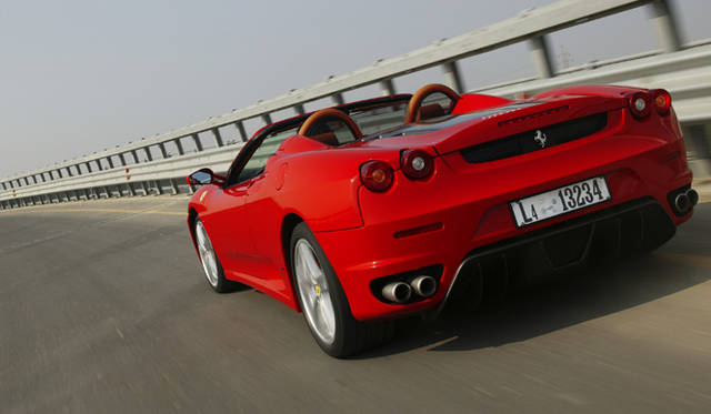 <br>シート背後にはふたつのロールバーが備わり、万一の際に乗員を守る機能を持つ。その間にはキャビンへの風の巻き込みを抑えるウインドシールドが備わる。