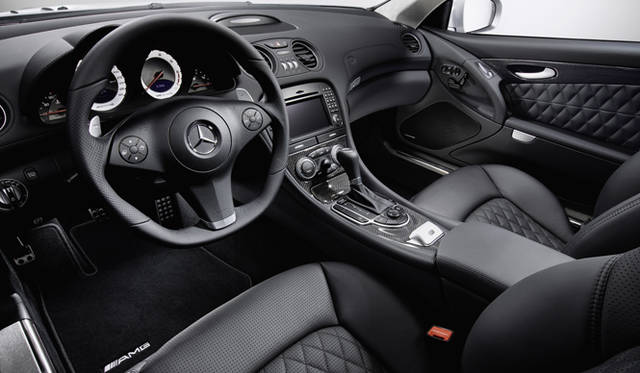 <b>Mercedes-Benz SL65 AMG｜メルセデス・ベンツ SL65 AMG</b><br>SL65 AMGには、専用にプログラムされたオートマチック、“AMGスピードシフト”が搭載され、さらに、パドルシフトにより自在にシフトを操ることが可能。