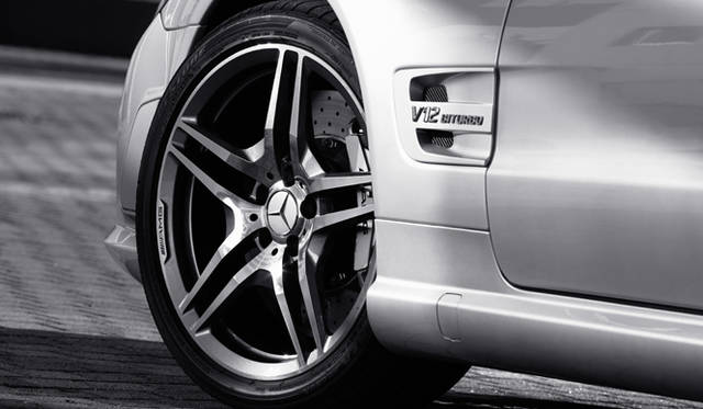 <b>Mercedes-Benz SL65 AMG｜メルセデス・ベンツ SL65 AMG</b><br>SL65 AMGの足もとには、AMGデザインの5ツインスポークのアルミホイールと前255/35ZR19、後285/30ZR19のワイドタイヤが装着される。