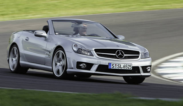 <b>Mercedes-Benz SL65 AMG｜メルセデス・ベンツ SL65 AMG</b><br>専用のスポーツサスペンションに加え、前390mm、後365mmのドリルドベンチレーテッドブレーキディスクを有するAMG強化ブレーキが、V12ツインターボのハイパワーを受け止める。