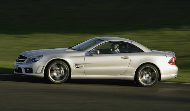 <b>Mercedes-Benz SL65 AMG｜メルセデス・ベンツ SL65 AMG</b><br>ハイスピードでの安定した挙動をもたらすのが、優れたエアロダイナミクスを誇るフロントスポイラー、サイドスカート、そして、リアスカートだ。