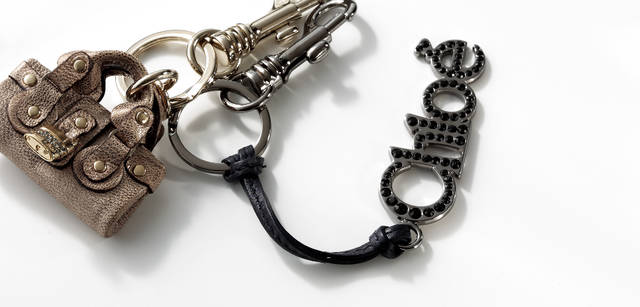 HERMÈS watch RESTIR special edition ¥257,250<br>from RESTIR Tel. 03-5413-3708