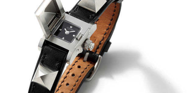 J.LINDEBERG Polo Shirt ¥9,975, Knit Tie ¥16,800<br>from STANDARD Tel. 03-5772-9530