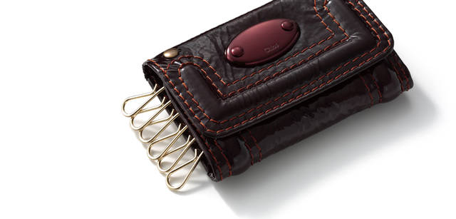 Sunglasses, left ¥315,000, right ¥346,500<br>from TOM FORD EYEWEAR marcolin Japan Tel. 03-5413-3563