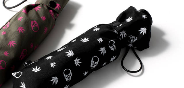 Sachet, right S size ¥9,450, left M size ¥14,700<br>from Bottega Veneta JAPAN Tel. 0570-000-677