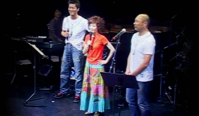 5月に行われた戸田恵子「カジュアルライブ」シークレットゲストコーナーより（ビデオキャプチャ画面）