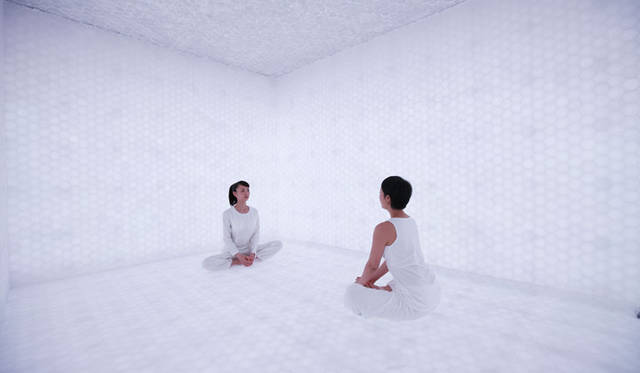 スタジオの床・壁・天井に、100％に近い純度の天然塩のソルトタイルが埋め込まれている