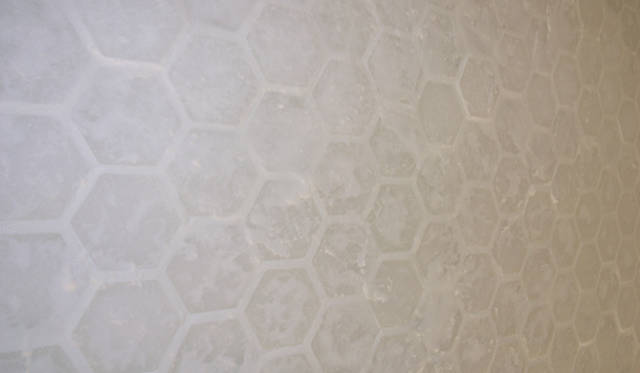 「純塩溶解法」という最先端技術で良質な海水からつくられる六角形のソルトタイル