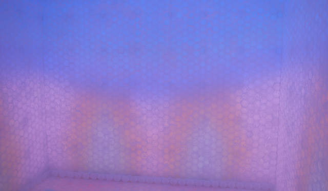 光と色の幻想的な世界も楽しめるソルトスタジオ内