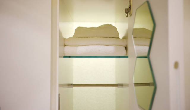 ロッカーには、オリジナルデザインのウェアとタオルも完備