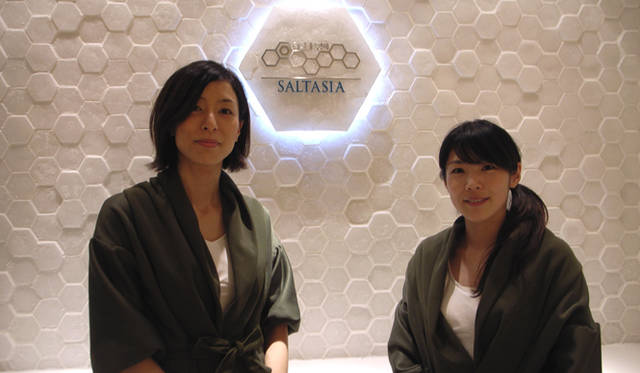 左からマネージャーの井田野枝さん、植田百合子さん