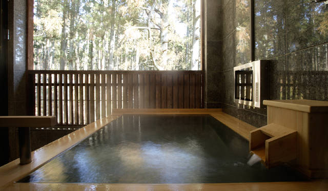 ゲストルーム内にある温泉掛け流しの露天風呂