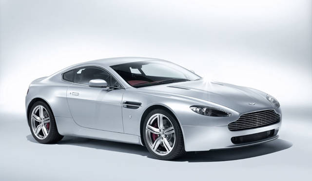 <br>アストン・マーティンDB9よりもはるかにコンパクトなボディを身にまとう2シータースポーツのV8ヴァンテージ。クーペとロードスターのふたつのボディタイプが用意される。