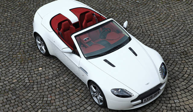 <br>ロードスターの登場は2006年のロサンゼルスショー。コンベンショナルなソフトトップが装着される。ソフトトップを開けたときの美しさはまた格別。