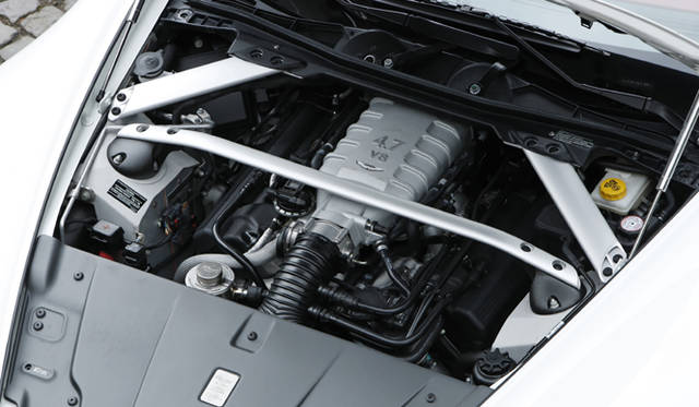 <br>デビュー当時は4.3リッターだった排気量は2008年の変更で4.7リッターに拡大された。エンジンをフロントアクスルより大きく後退した位置に収めるフロントミドレイアウトを採用。