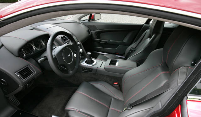 <br>スポーティさとともに、美しさにもこだわったV8ヴァンテージのインテリア。イギリス車ならではのクラフツマンシップが息づいている。ギアボックスはマニュアルのほか、2ペダルシステムのスポーツシフトを選ぶことが可能。