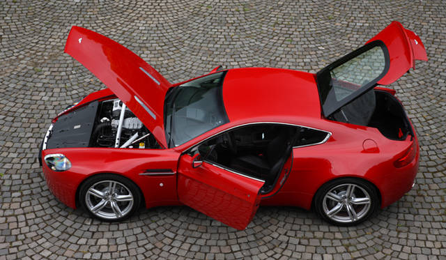 <br>V8ヴァンテージクーペはテールゲートを備えるハッチバックスタイルが特徴。ボディは、接着式アルミフレーム構造の“VHアーキテクチャー”により、軽量で高い剛性のボディを実現している。