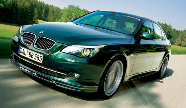 <br>エンジンは、すでにB7で実績のある4.4リッターV8を搭載。ラジアル・コンプレッサーを用いた過給により、最高出力537ps、最大トルク725Nmの圧倒的な性能を誇る。