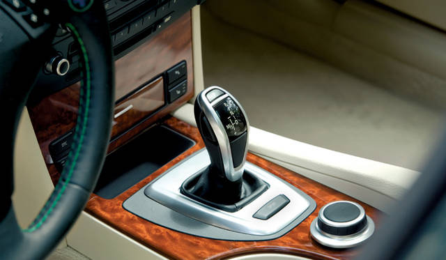 <br>4.4リッターV8エンジンに組み合わされるのは、ALPINAがZFと共同で開発したスポーツSWITCH-TRONIC。オートマチックながら、マニュアルモードならシフトタイムはわずか0.1秒の早業だ。