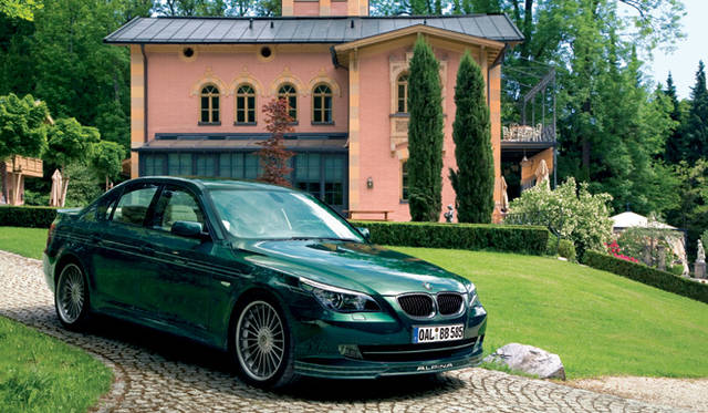 <br>前245/35ZR20、後285/30ZR20の大径タイヤを受け止めるのは、SACHSと共同開発した電子制御式のダンパー（EDC）。ALPINAらしいダイナミックでニュートラルなハンドリングを実現する。