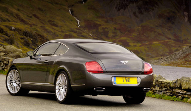 <br>9.5Jの20インチホイールにはこのクルマのために開発されたピレリ製タイヤが装着される。カーボンセラミックブレーキはオプション設定。