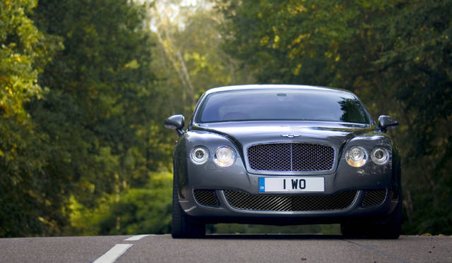 <br>コンチネンタルGTに比べ、フロントロアスカートのエアインテークを大型化し、ラジエターグリルもよりアップライトなデザインとすることでエンジンの高性能化に対応している。