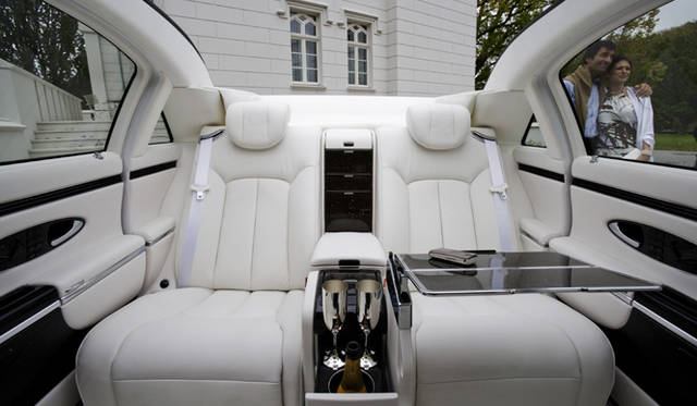 <br>オープン時にはサイドのルーフアーチが残されるデザイン。ベースがマイバッハ62Sだけに、後席のスペースは広大。