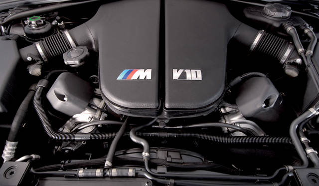 <br>M6に搭載される5リッターV10は、BMWのなかでも最高のパワーを誇る高回転型自然吸気エンジン。エンジン始動時には、最高出力が400psに抑えられるP400パフォーマンスプログラムに設定されるが、パワーボタンを押すことでP500プログラムに切りかえることが可能。