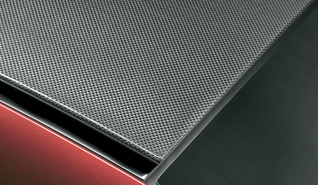 <br>M6クーペのルーフには軽量かつ高剛性を誇るCFRP（カーボンファイバー強化プラスチック）を採用。重心高を低める効果もある。