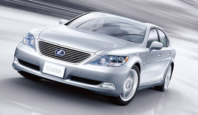 <b>LEXUS LS600h/LS600hL｜レクサス LS600h/LS600hL</b><br>日本では「セルシオ」の名で親しまれてきたトヨタのラグジュアリーサルーンが、4代目への進化を機にレクサスLSとして生まれ変わった。そのハイブリッド版がLS600hとLS600hLだ。
