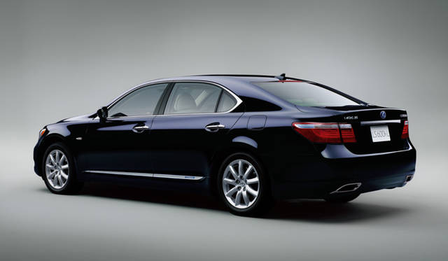 <b>LEXUS LS600h/LS600hL｜レクサス LS600h/LS600hL</b><br>LS600hに対してホイールベースが120mm長いLS600hL。ショーファードリブンカーとしての需要に応える。