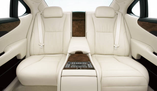 <b>LEXUS LS600h/LS600hL｜レクサス LS600h/LS600hL</b><br>LS600hLには5人乗りの標準タイプに加えて、4人乗りの後席セパレートシートパッケージも用意される。
