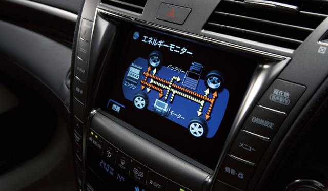 <b>LEXUS LS600h/LS600hL｜レクサス LS600h/LS600hL</b><br>5リッターV8エンジンと高出力モーターを組み合わせたハイブリッドシステムは、6リッターエンジンに匹敵する動力性能を備えながら、10・15モード燃費は12.2km/Lの低燃費を実現している。