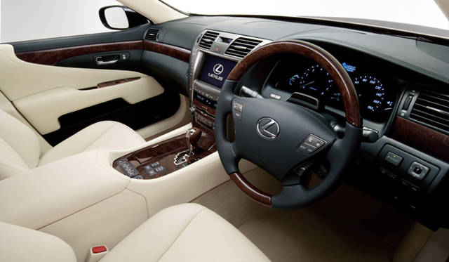 <b>LEXUS LS600h/LS600hL｜レクサス LS600h/LS600hL</b><br>レクサスのフラッグシップモデルにふさわしい上質なインテリア。インストゥルメントパネルには本革を施し、高級感を演出している。