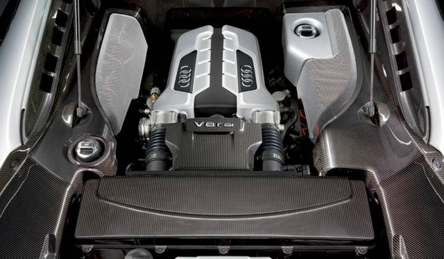 <br>運転席背後に配置される4.2リッターV8エンジン。レブリミットが8250rpmという高回転型で、自然吸気ながら最高出力は420ps/7800rpmを達成する。マニュアルギアボックスがベースの2ペダルシステム“Rトロニック”が組み合わされる。