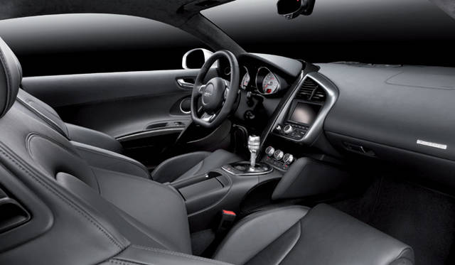 <br>スポーツカーでありながら、実用性を犠牲にしないアウディR8のコクピット。ドライバーオリエンテッドなデザインがレーシングカーの血統であることを物語っている。