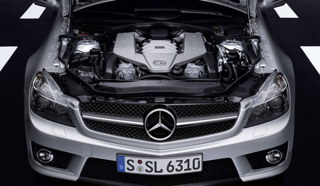 <b>Mercedes-Benz SL63AMG｜メルセデス・ベンツ SL63AMG</b><br>搭載されるエンジンは、AMGが独自に開発した6.2リッターV8。自然吸気エンジンながら、最高出力525ps、最大トルク630Nmのハイパフォーマンスを示す。