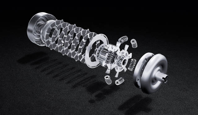 <b>Mercedes-Benz SL63AMG｜メルセデス・ベンツ SL63AMG</b><br>6.2リッターV8に組み合わされるギアボックスは、AMGスピードシフトMCTと呼ばれる新開発のオートマチック。トルクコンバーターの代わりに湿式多板クラッチを用いることで小型軽量化を図るとともに、シフトスピードの短縮やダイレクト感の向上をもたらしている。